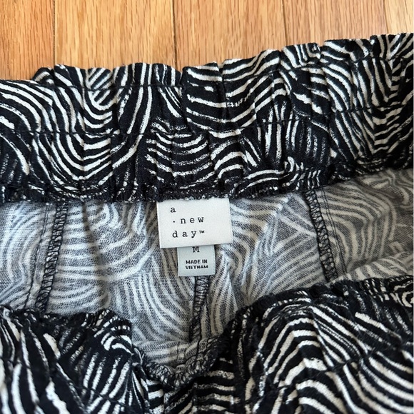 a new day Black and White Wave Print Women's Shorts - Picture 4 of 7